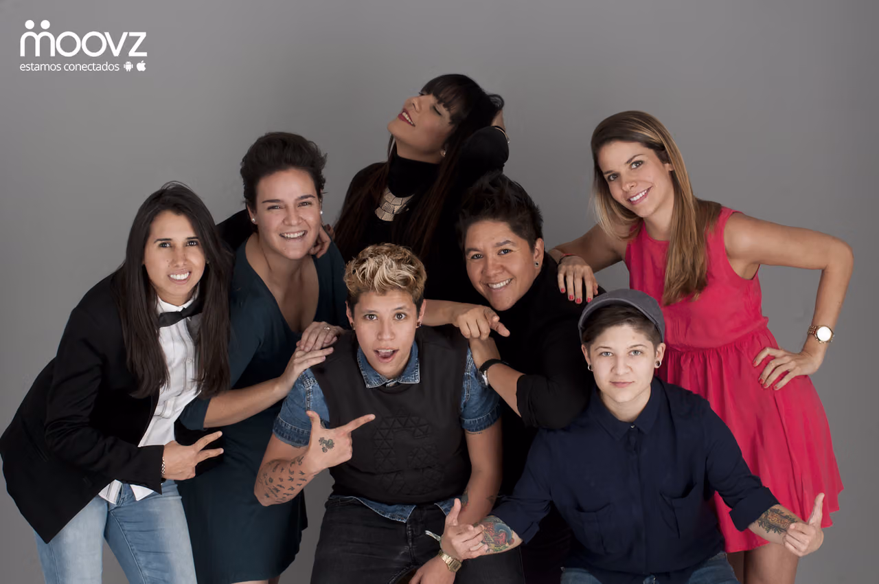 Spanish-language Moovz ad of seven women posing playfully together in a studio